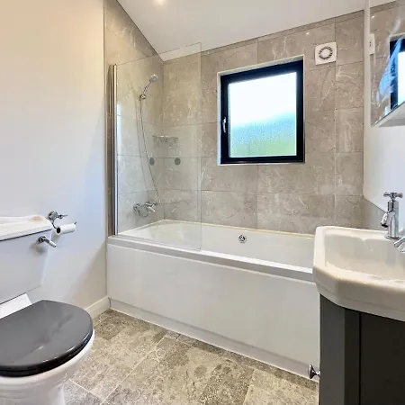 The Birches With Hot Tub 度假居 *