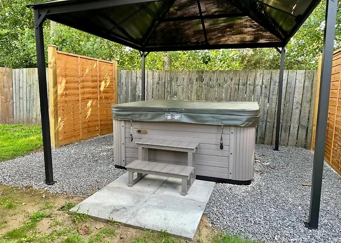 The Birches With Hot Tub * York