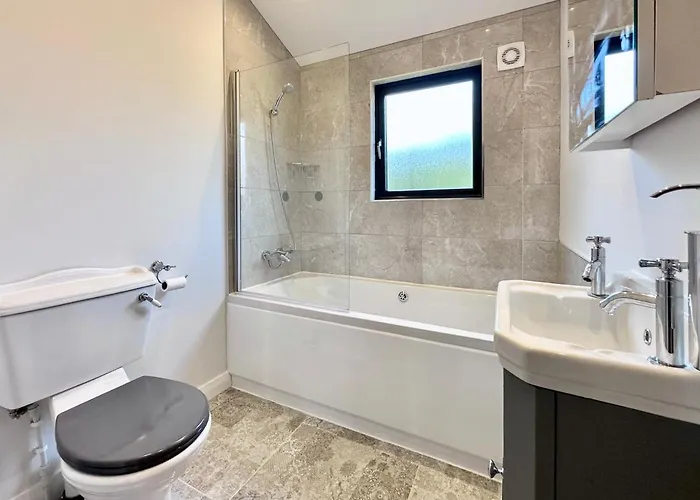 The Birches With Hot Tub Hébergement de vacances *