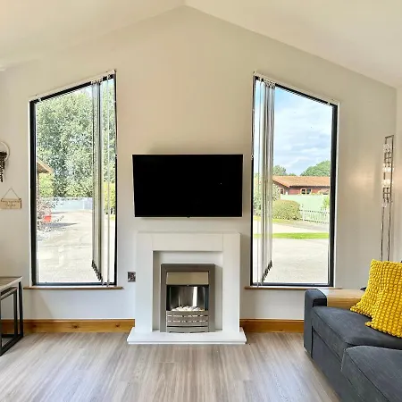 بيت للعطل The Birches With Hot Tub