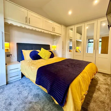 بيت للعطل The Birches With Hot Tub *