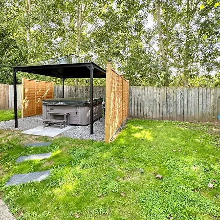 The Birches With Hot Tub بيت للعطل *