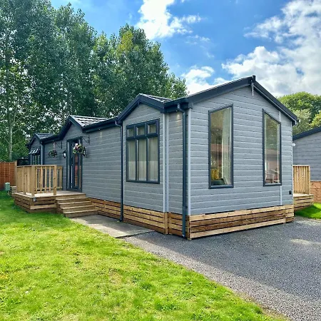 The Birches With Hot Tub * يورك