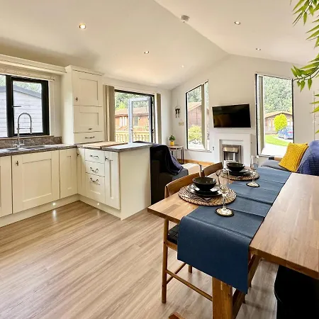 بيت للعطل The Birches With Hot Tub *