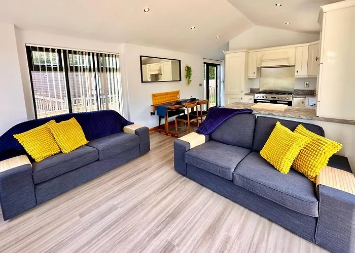 בית נופש The Birches With Hot Tub