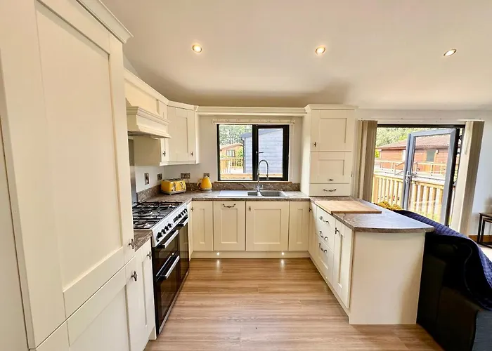 בית נופש The Birches With Hot Tub *