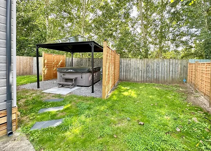 The Birches With Hot Tub בית נופש *