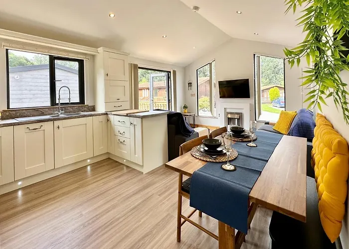 בית נופש The Birches With Hot Tub *